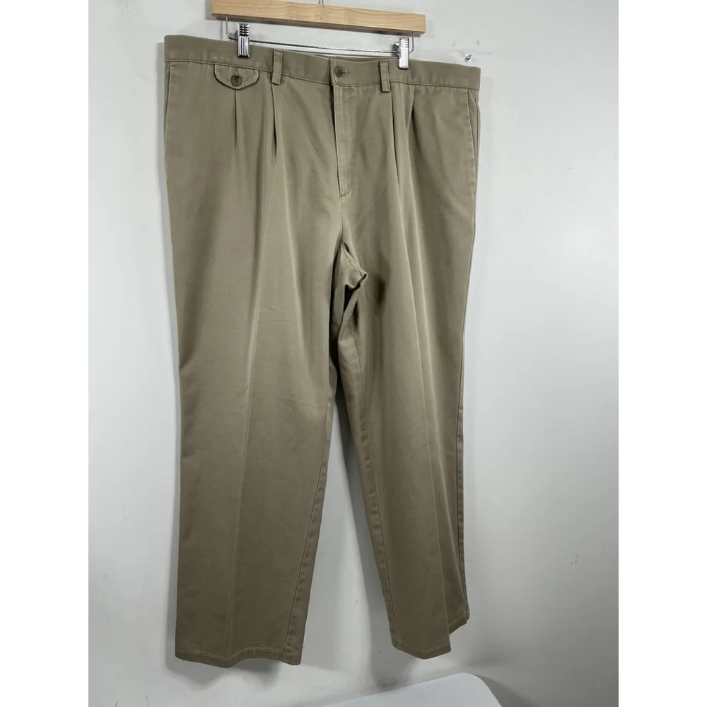 Men’s Excellent Condition Dockers Pleated Career Pants 42x30 Khaki